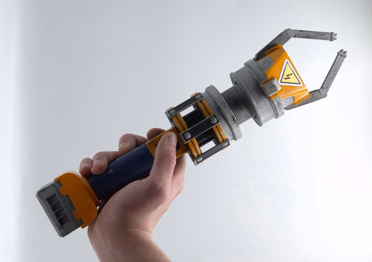 mid-res-xeno-zapper-handheld-scale-showcase-rotated
